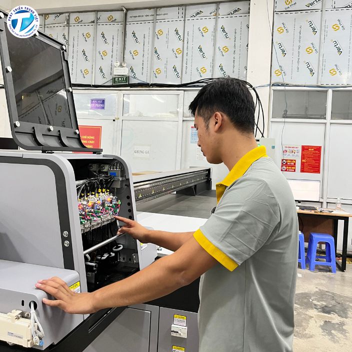 Kỹ thuật viên tại Phát Triển Trung Việt kiểm tra máy in chuyển nhiệt P704-3200